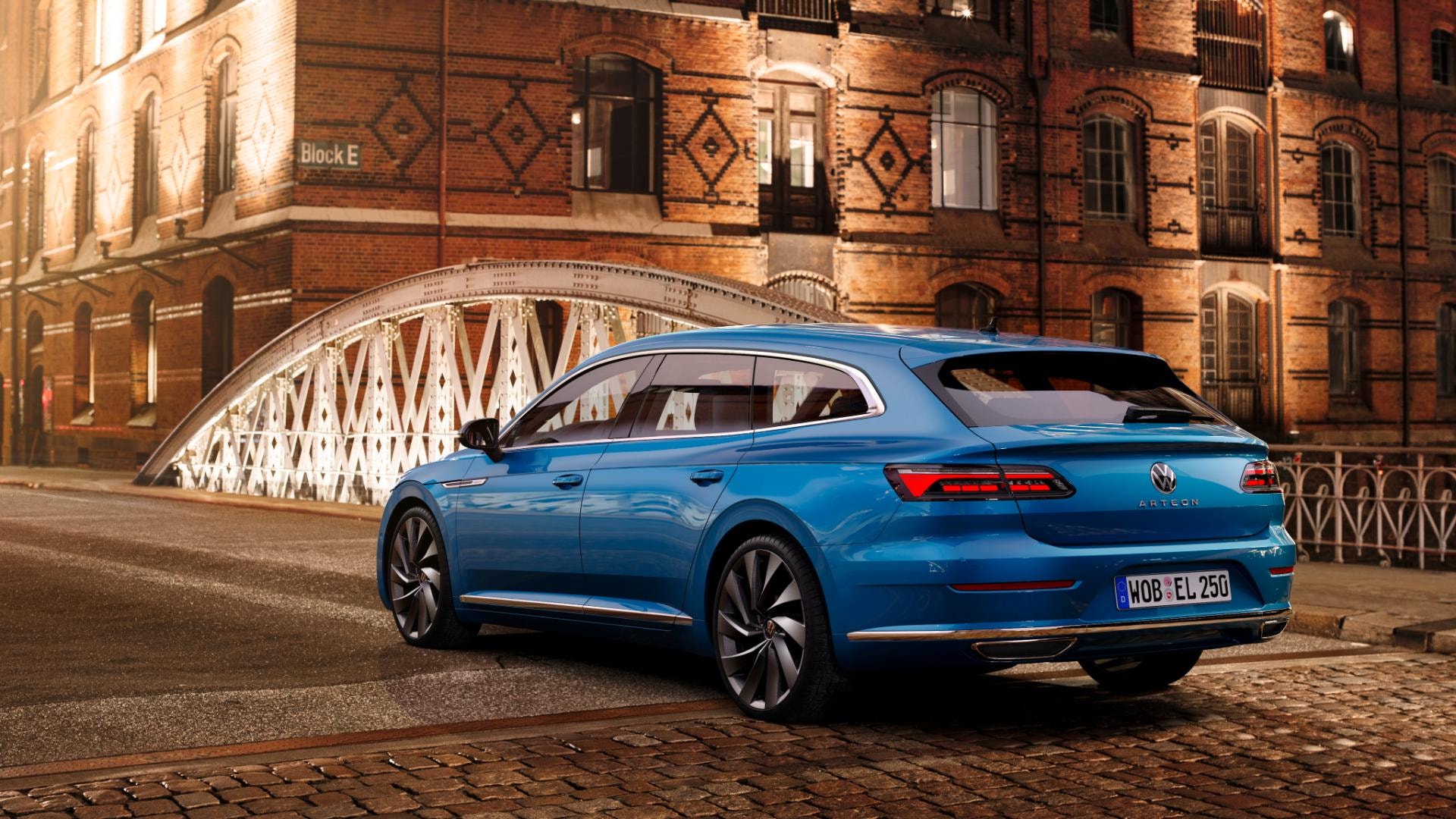 Trasera del Volkswagen Arteon Shooting Brake frente a un puente.