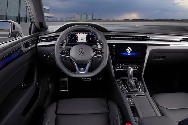 Vista del volante y la instrumentación avanzada del Volkswagen Arteon Shooting Brake. Vista del volante y la instrumentación avanzada del Volkswagen Arteon Shooting Brake.