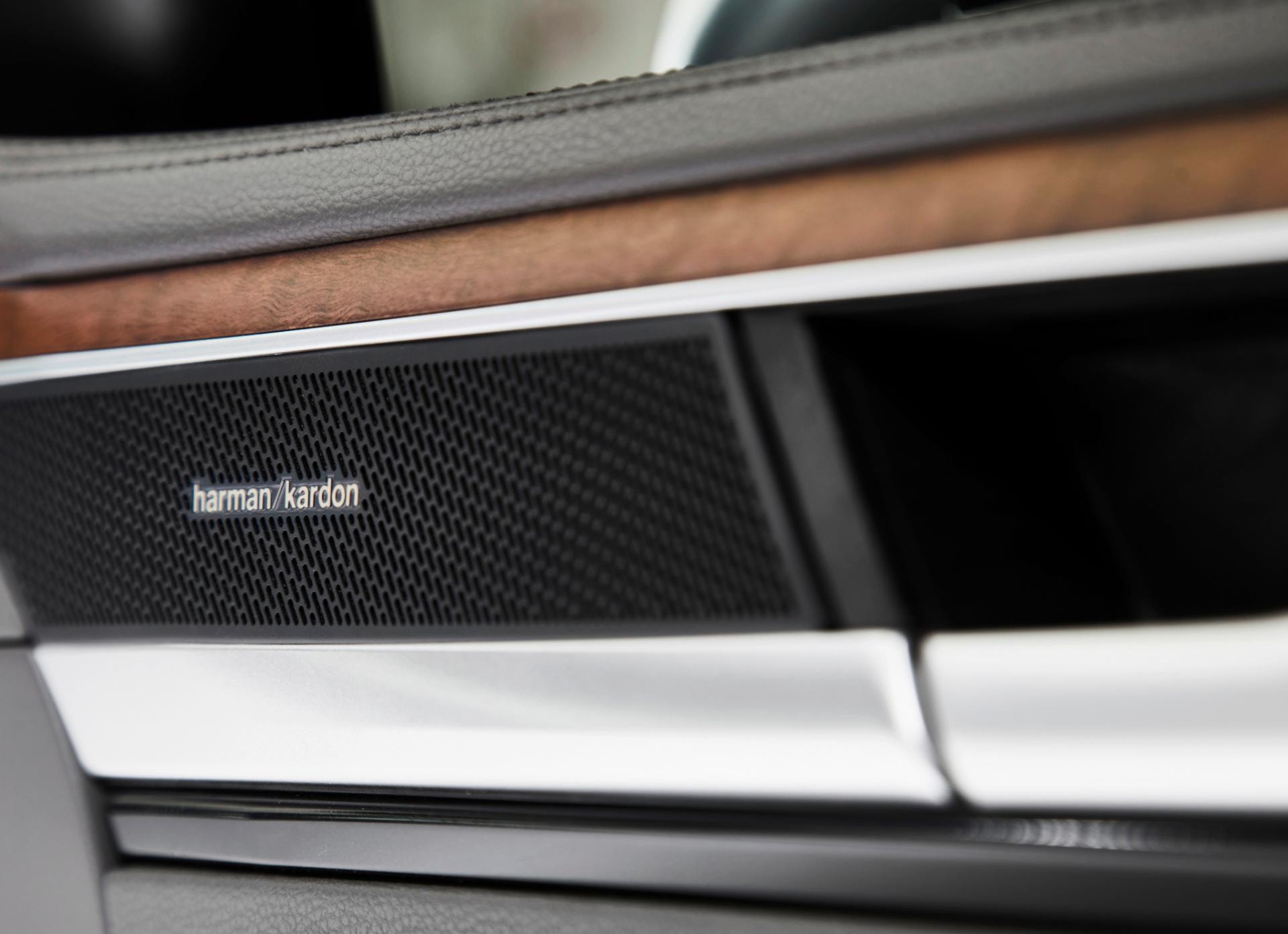 Detalle del sistema de sonido Harman Kardon en el interior