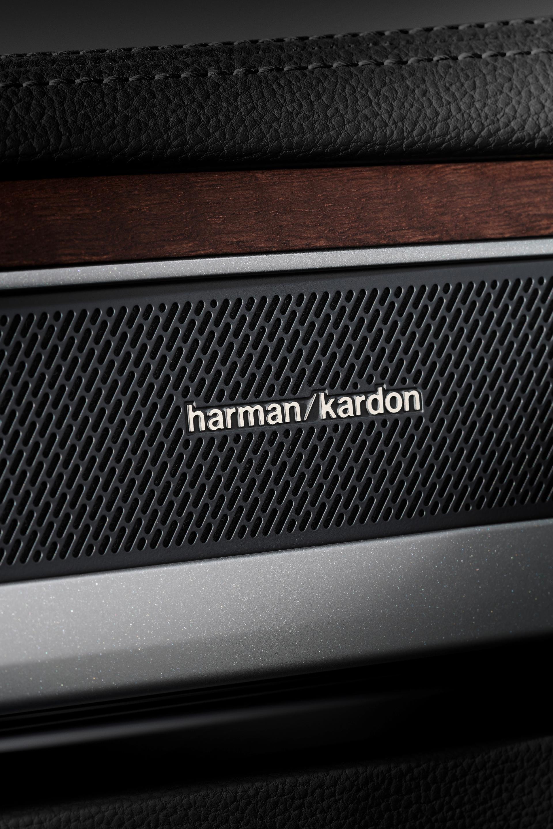 Detalle del sistema de sonido premium Harman Kardon.