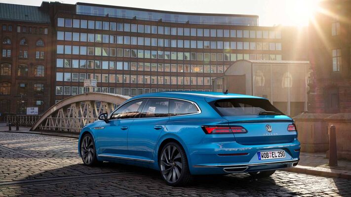 Vista trasera lateral del Volkswagen Arteon Shooting Brake iluminado por el sol. Vista trasera lateral del Volkswagen Arteon Shooting Brake iluminado por el sol.