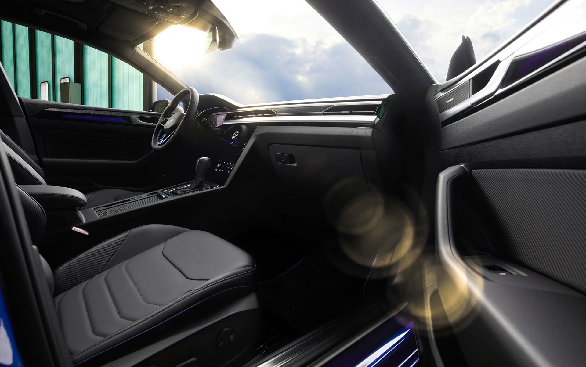 Iluminación ambiental y diseño sofisticado en la cabina.