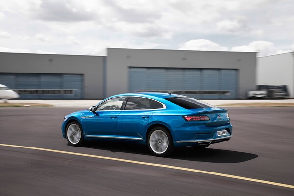 Perfil lateral dinámico del Volkswagen Arteon en color azul. Perfil lateral dinámico del Volkswagen Arteon en color azul.