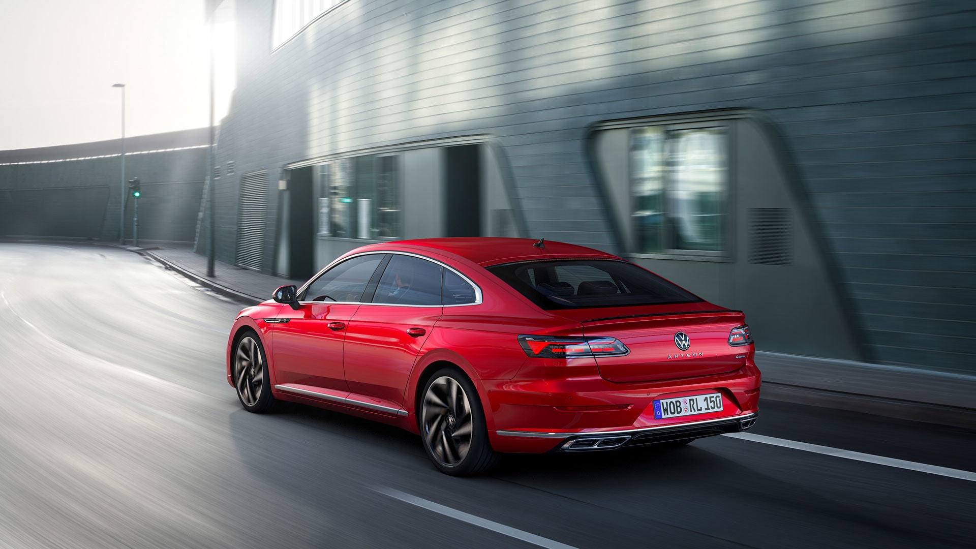 Imagen dinámica del Volkswagen Arteon en color rojo.