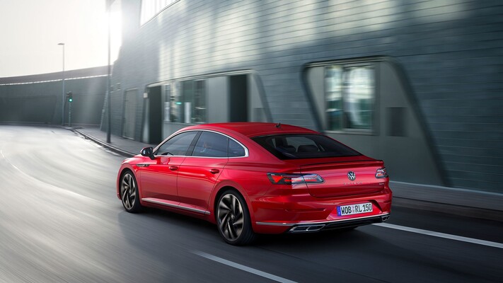 Imagen dinámica del Volkswagen Arteon en color rojo. Imagen dinámica del Volkswagen Arteon en color rojo.