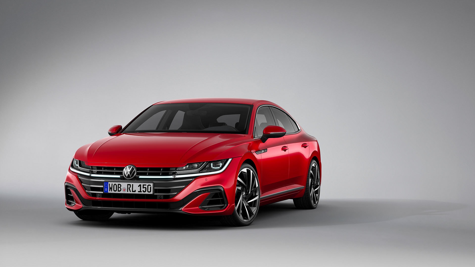 Volkswagen Arteon en rojo, con una vista imponente de su diseño frontal.