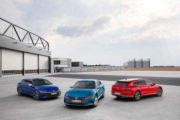 Tres Volkswagen Arteon en distintos colores frente a un hangar. Tres Volkswagen Arteon en distintos colores frente a un hangar.