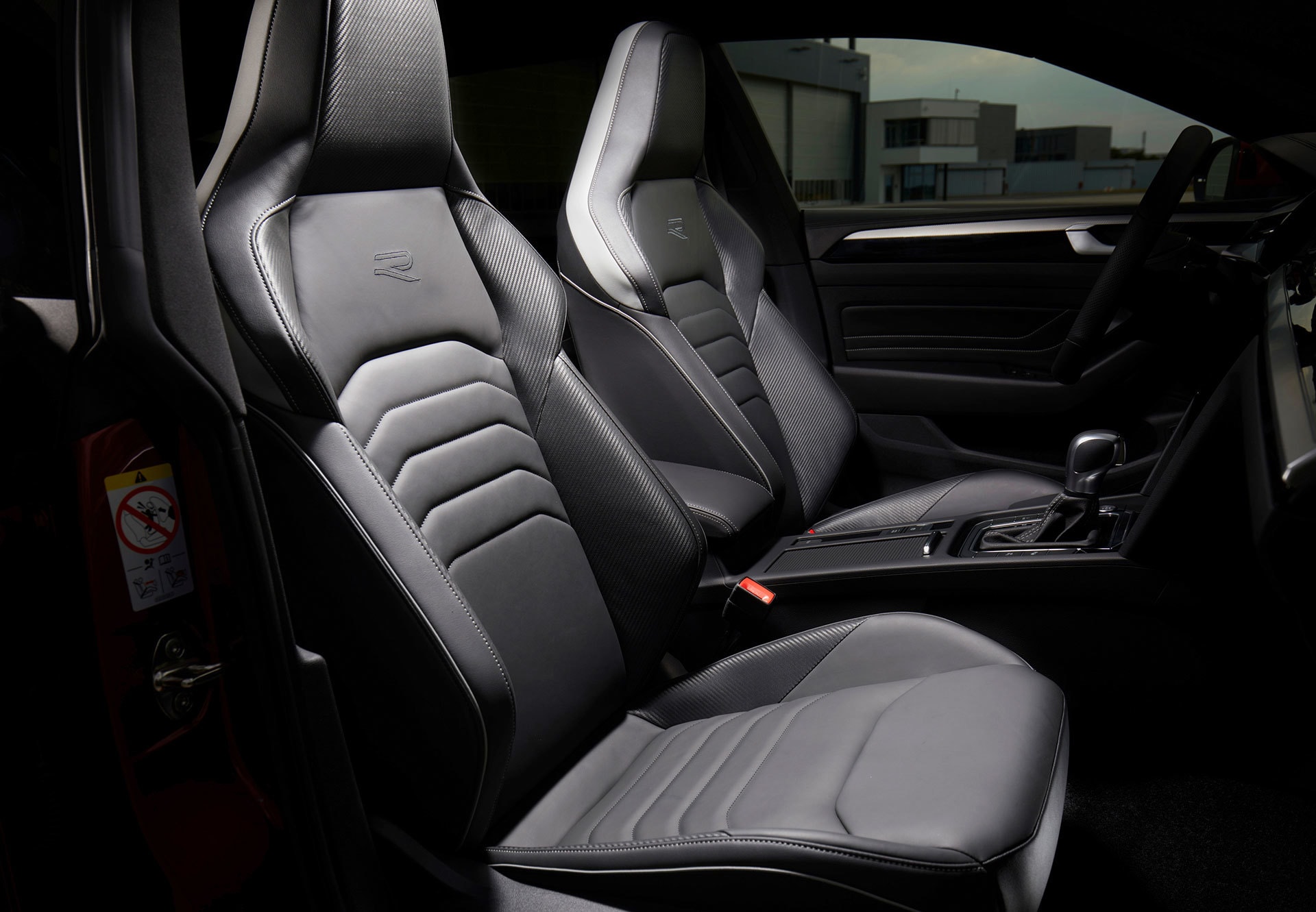 Asientos de cuero con ajustes eléctricos y ergonómicos.