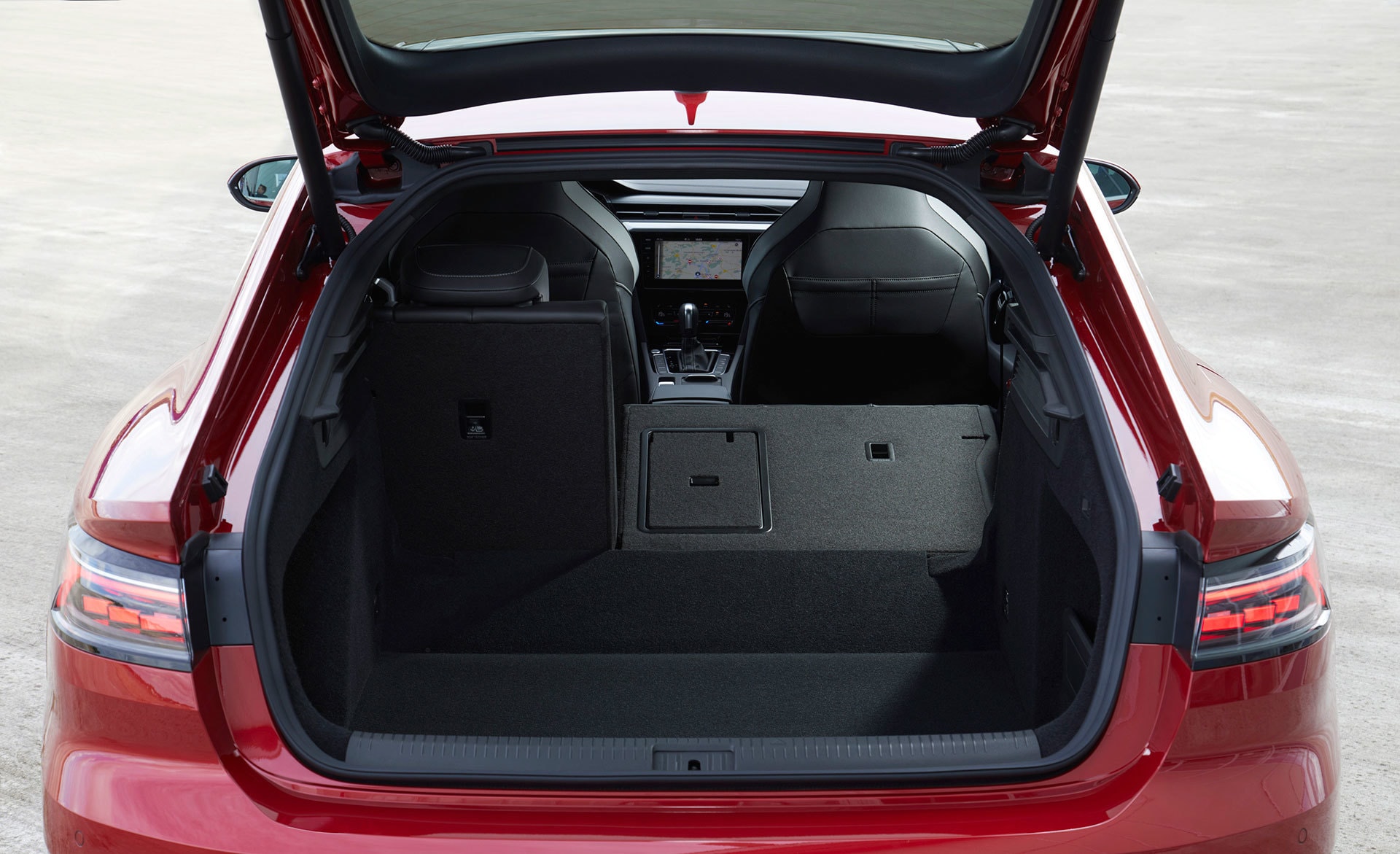 Vista del maletero con compartimentos y cubierta.