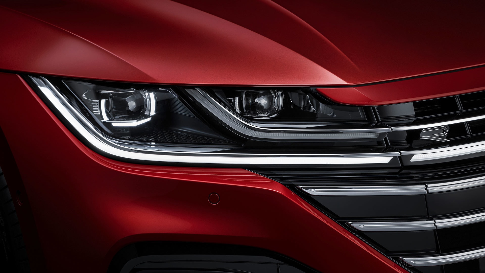 Vista cercana del diseño de faros del Volkswagen Arteon, con atención en los detalles.