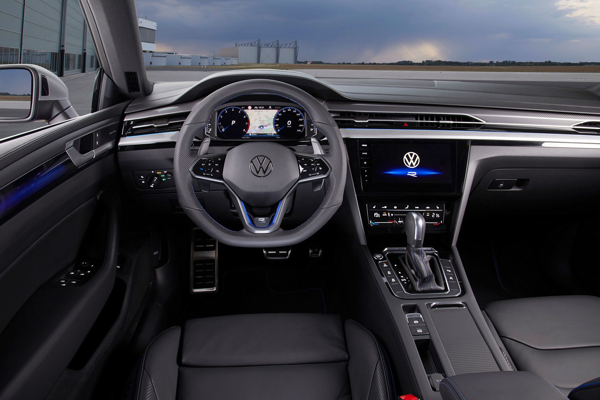 Interior tecnológicamente avanzado del Volkswagen Arteon, con enfoque en conectividad.