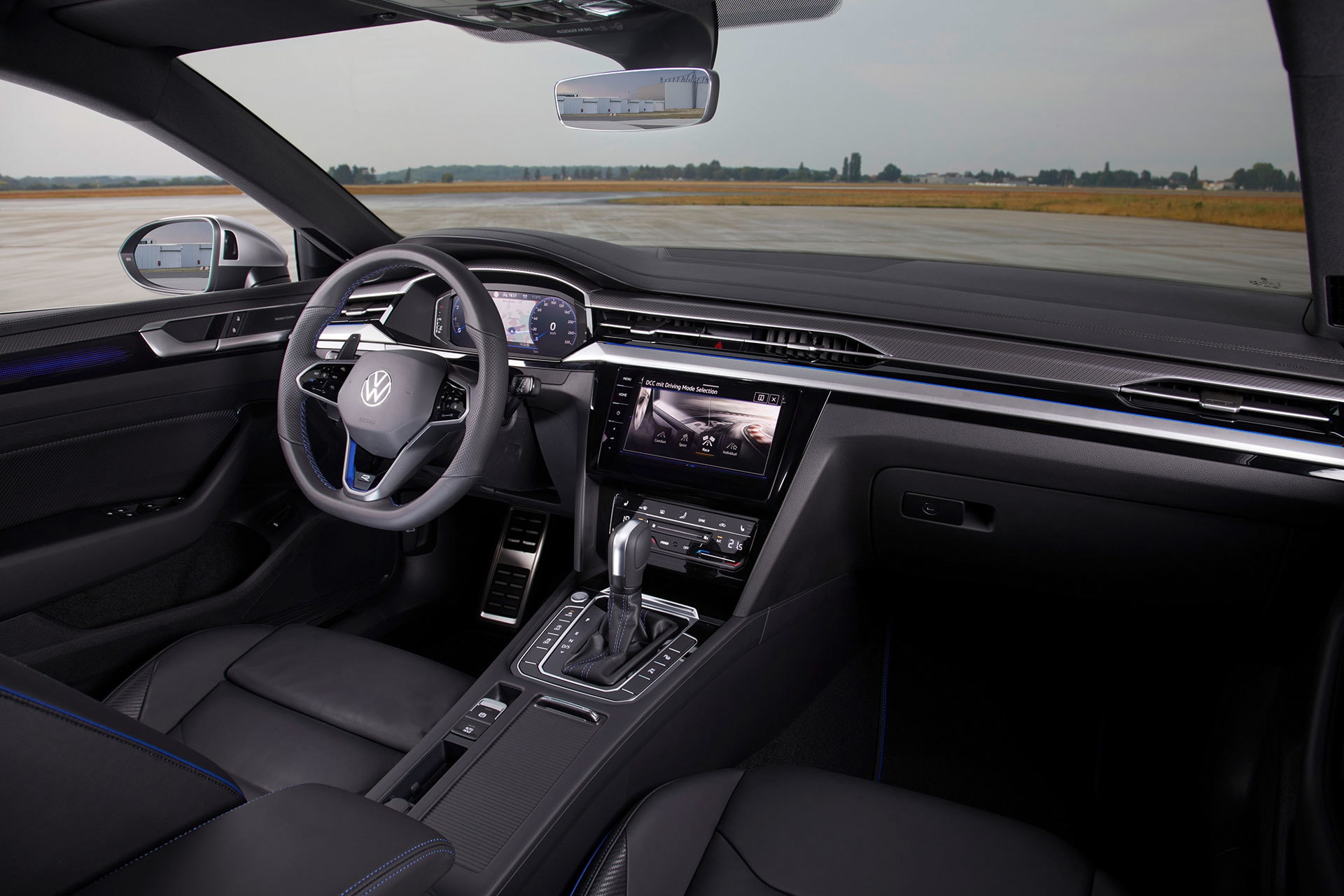 Asientos de cuero y acabados premium en el interior del Volkswagen Arteon.