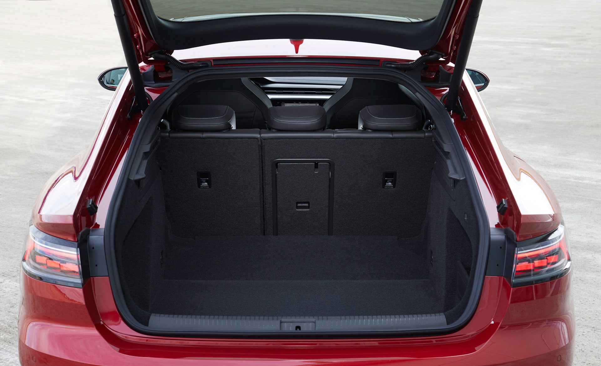 Maletero espacioso con asientos traseros abatibles.