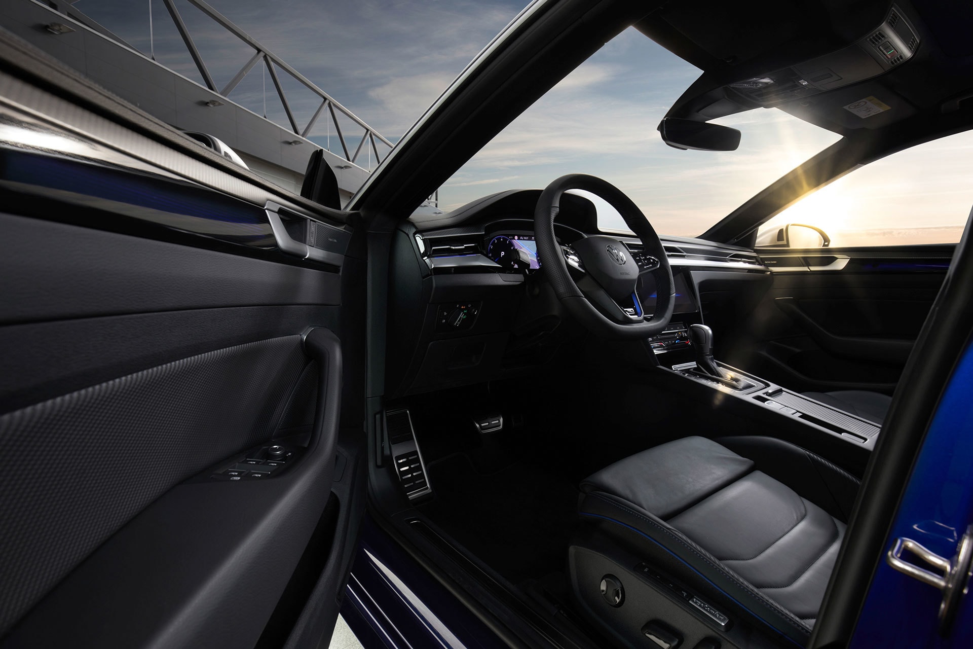 Panel de la puerta del conductor con materiales de calidad.