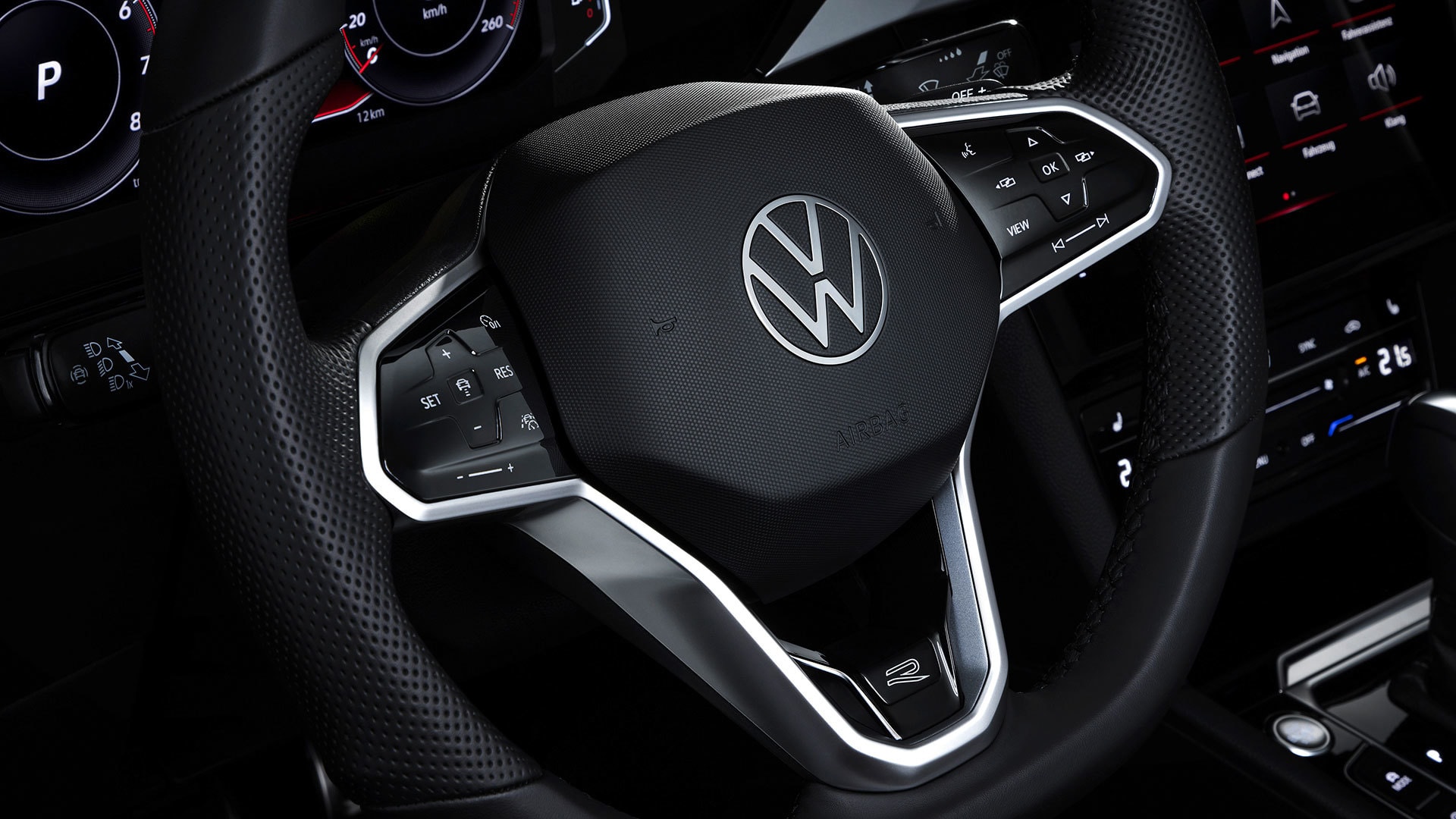 Detalle del volante multifuncional y comandos de asistencia al conductor en el Arteon.