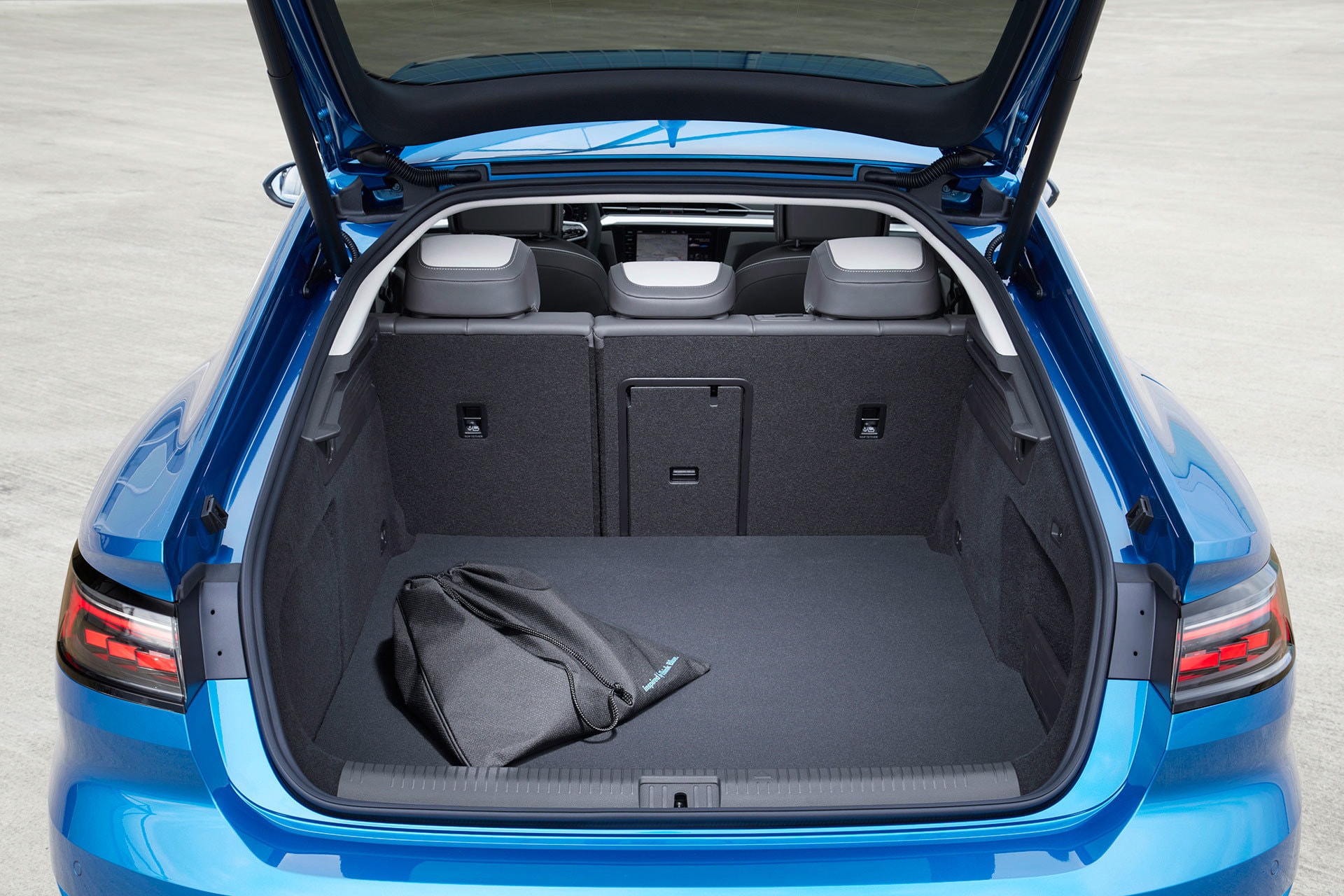 Maletero del Arteon con un objeto dentro, mostrando capacidad de carga realista.