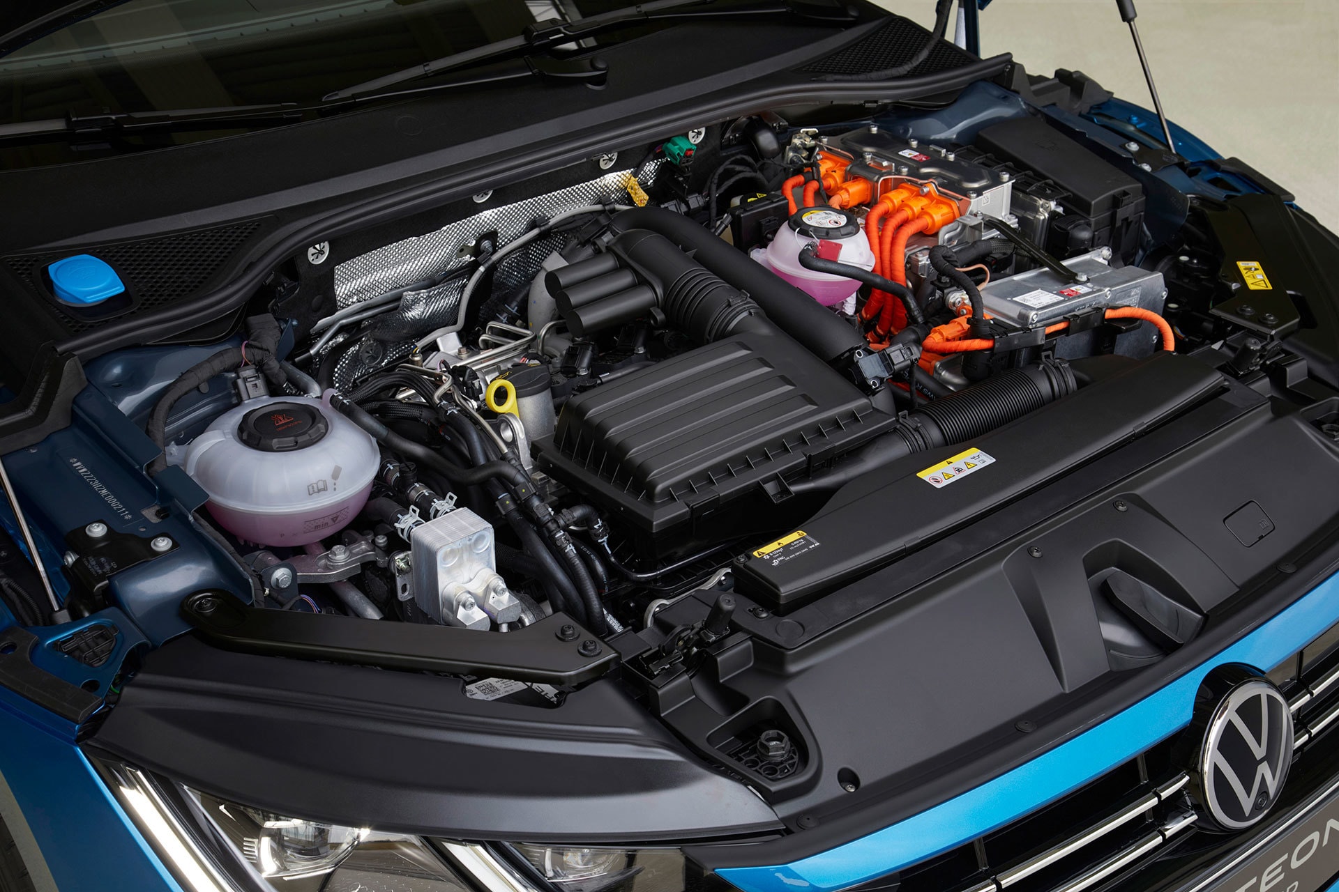 Detalle de la mecánica híbrida del Arteon, con acabados y componentes precisos.