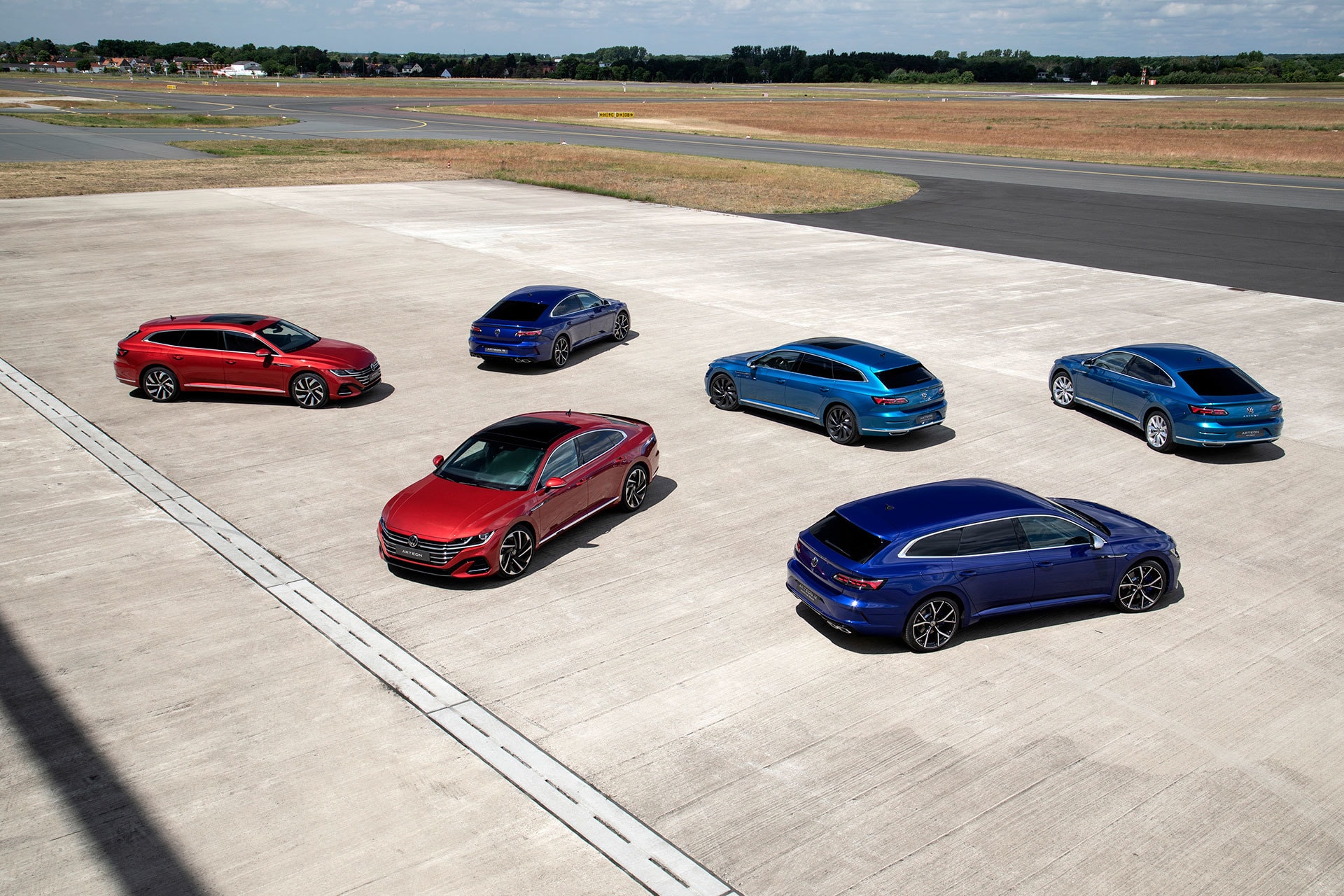 Vista aérea de varios Volkswagen Arteon aparcados.