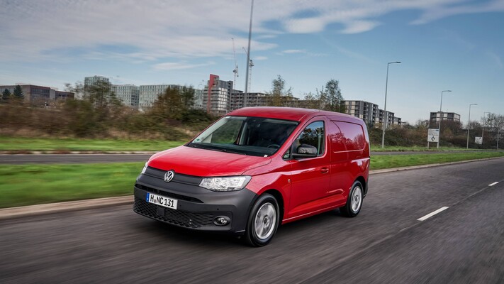 Volkswagen Caddy Cargo exhibiendo diseño dinámico y línea lateral.