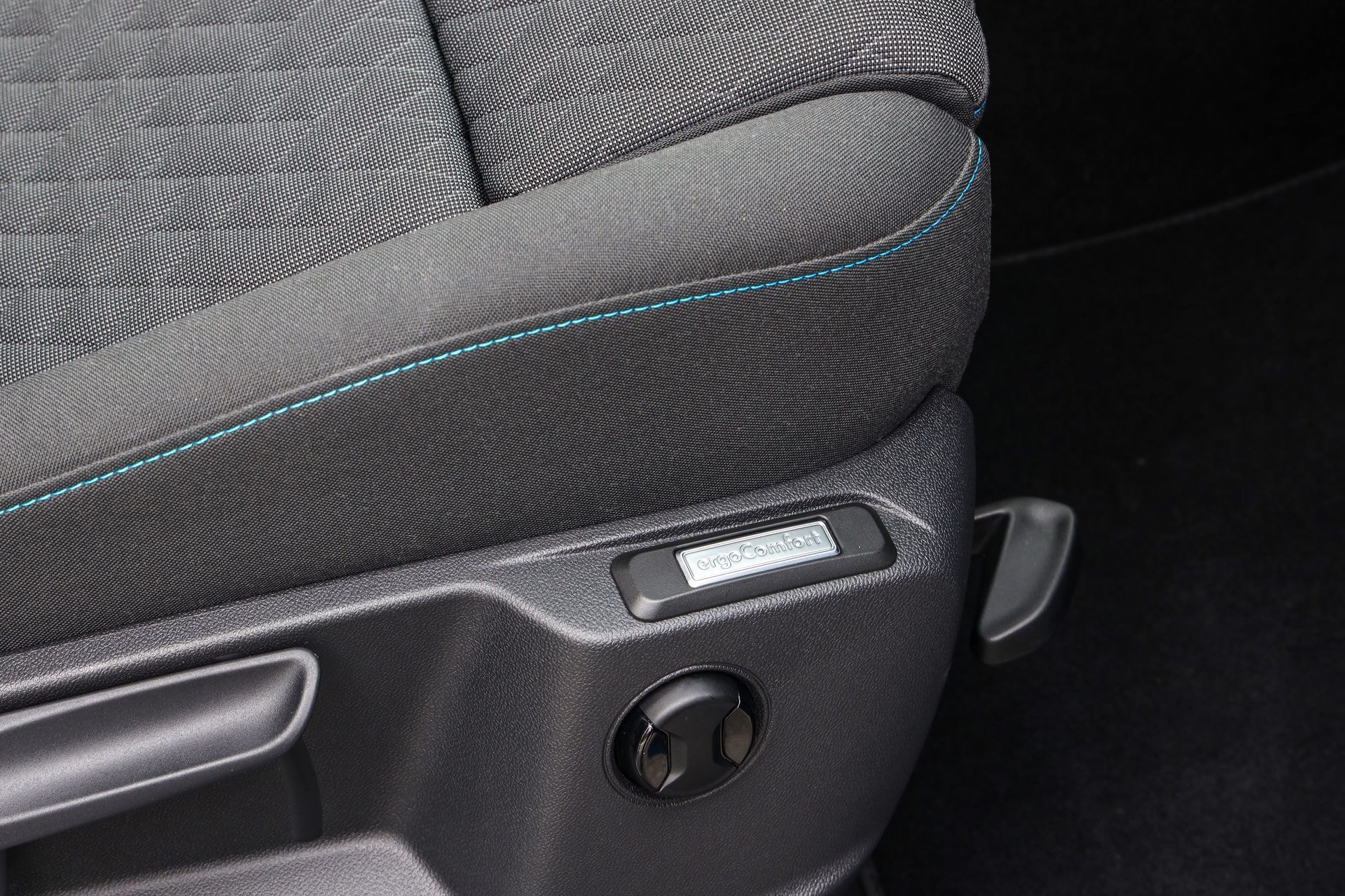 Detalle de los controles de ajuste del asiento del conductor en el Caddy.