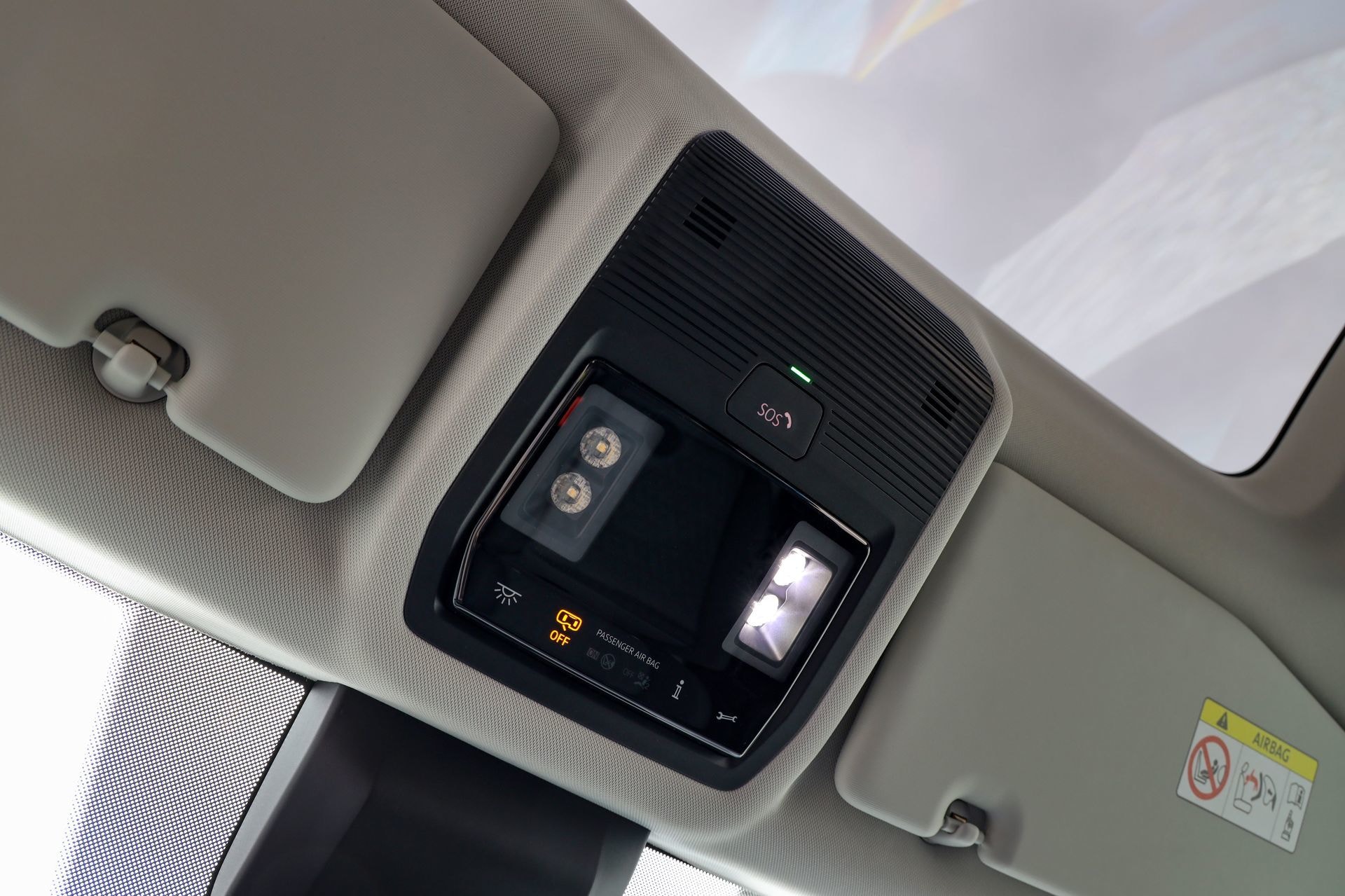 Detalle de la consola del techo del Caddy mostrando el panel de controles.