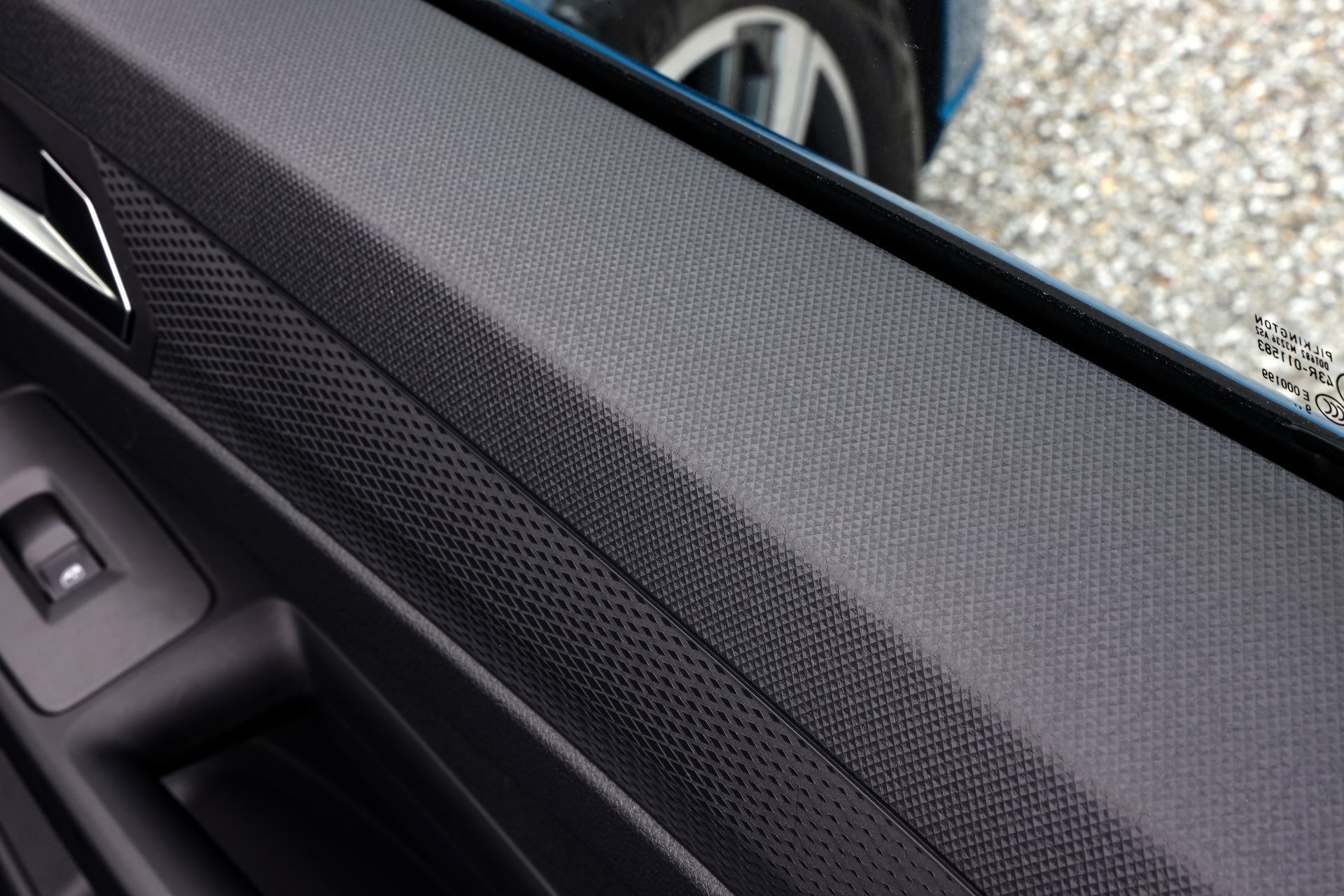 Primer plano de la textura y acabados del tablero del Caddy, resaltando la calidad de los materiales.