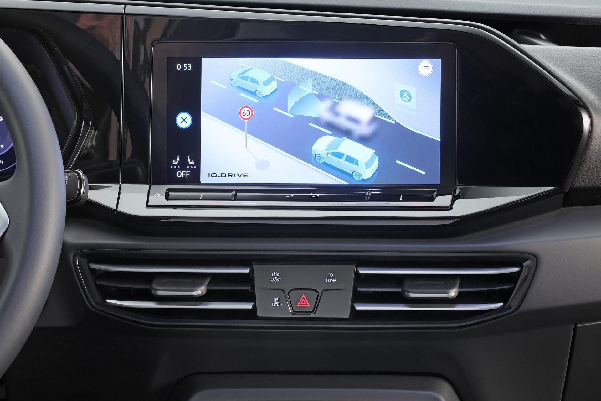 Pantalla del sistema de infotainment del Volkswagen Caddy con asistencias al conductor.
