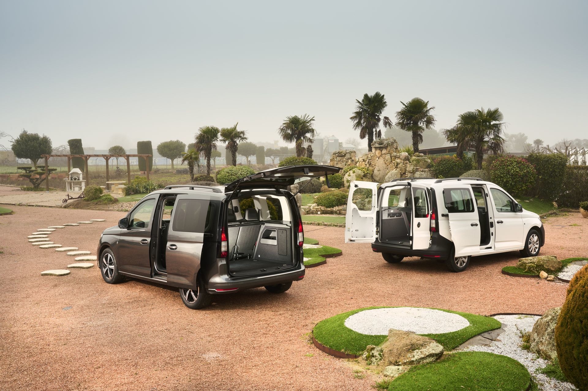 Vista de Volkswagen Caddy con puertas abiertas, mostrando accesibilidad y versatilidad.