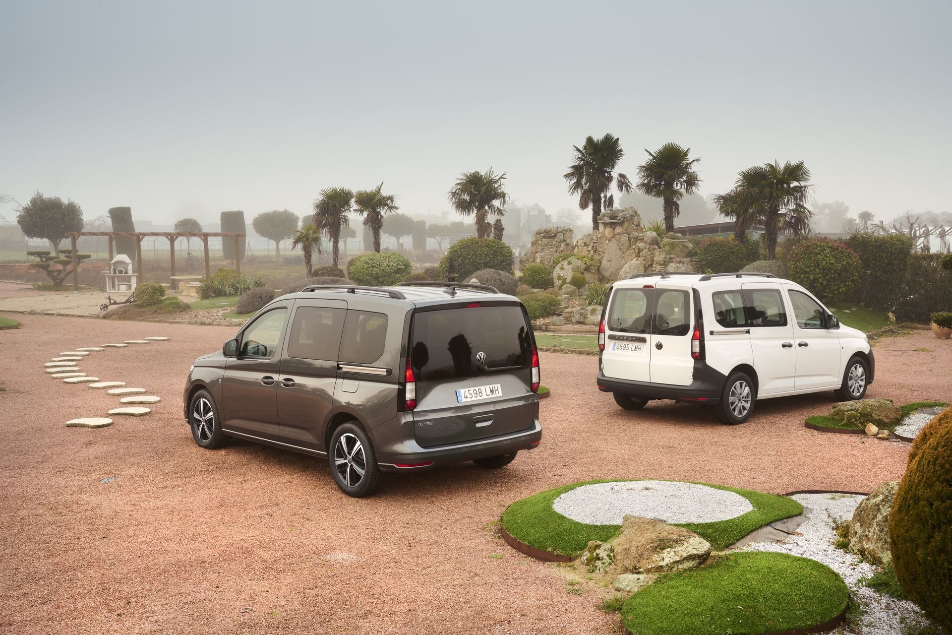 Dos Volkswagen Caddy en distintos colores mostrando la parte trasera y lateral.