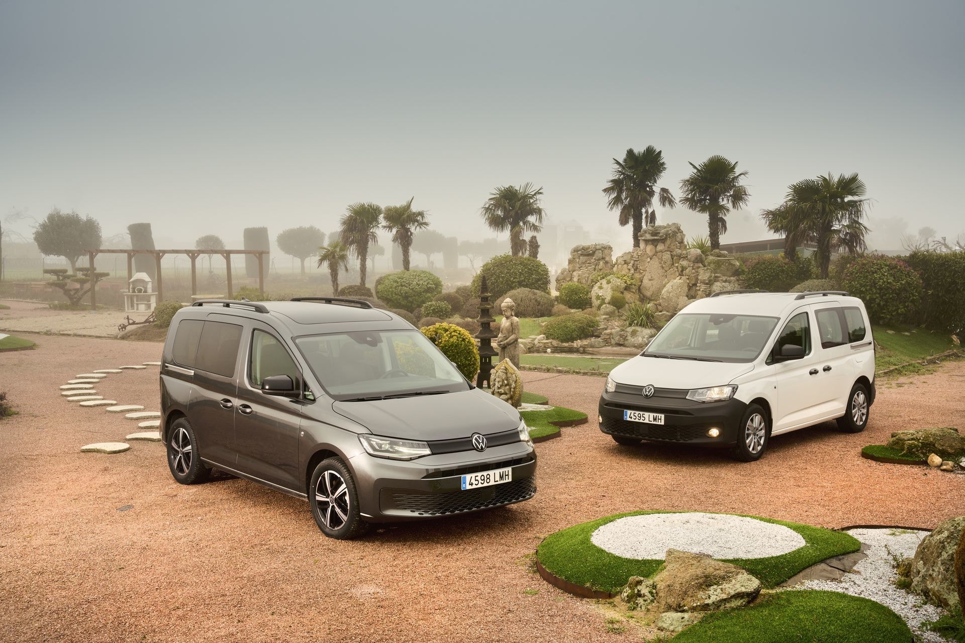Dos Volkswagen Caddy estacionados, mostrando el diseño frontal y lateral.
