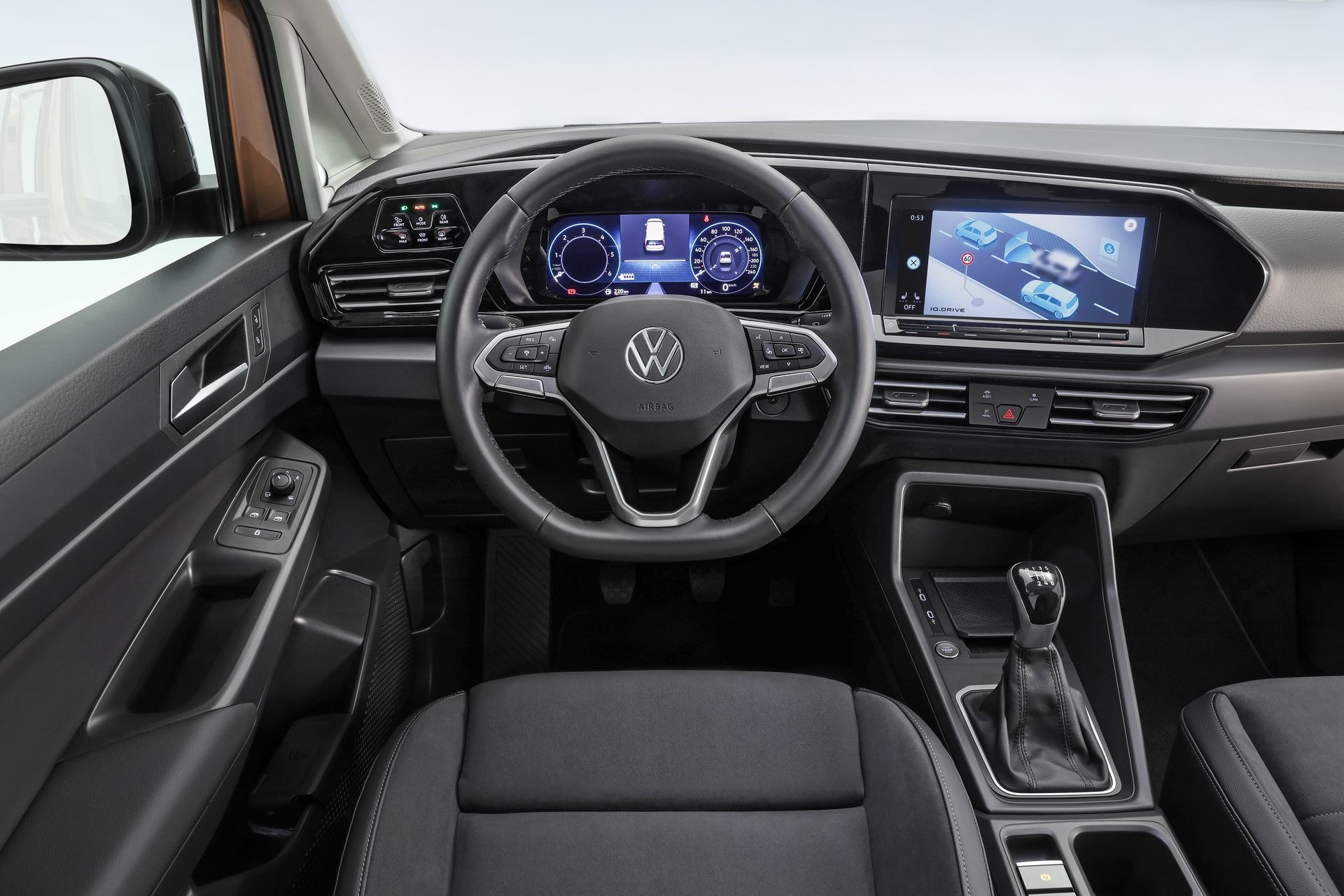 Vista del puesto de conducción del Volkswagen Caddy, volante y tablero digitales.