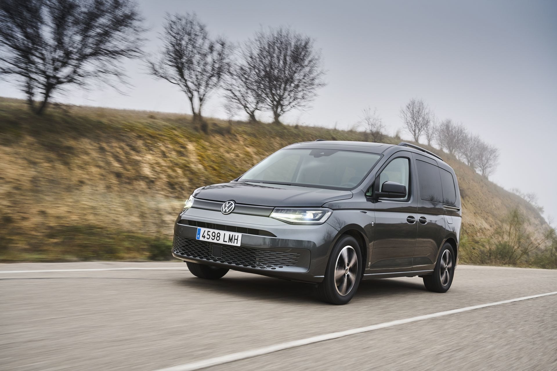 Dinamismo y diseño del Volkswagen Caddy captados desde una perspectiva lateral en carretera.