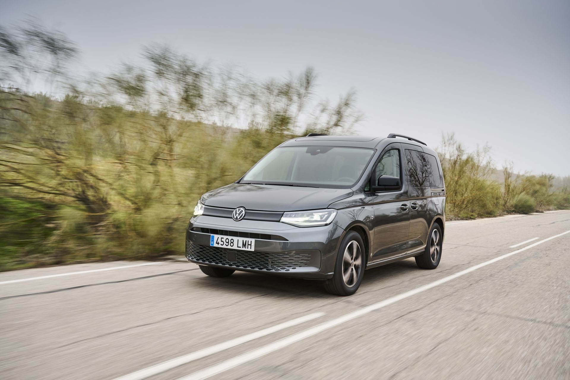 Volkswagen Caddy en movimiento, vista lateral que muestra su diseño dinámico.