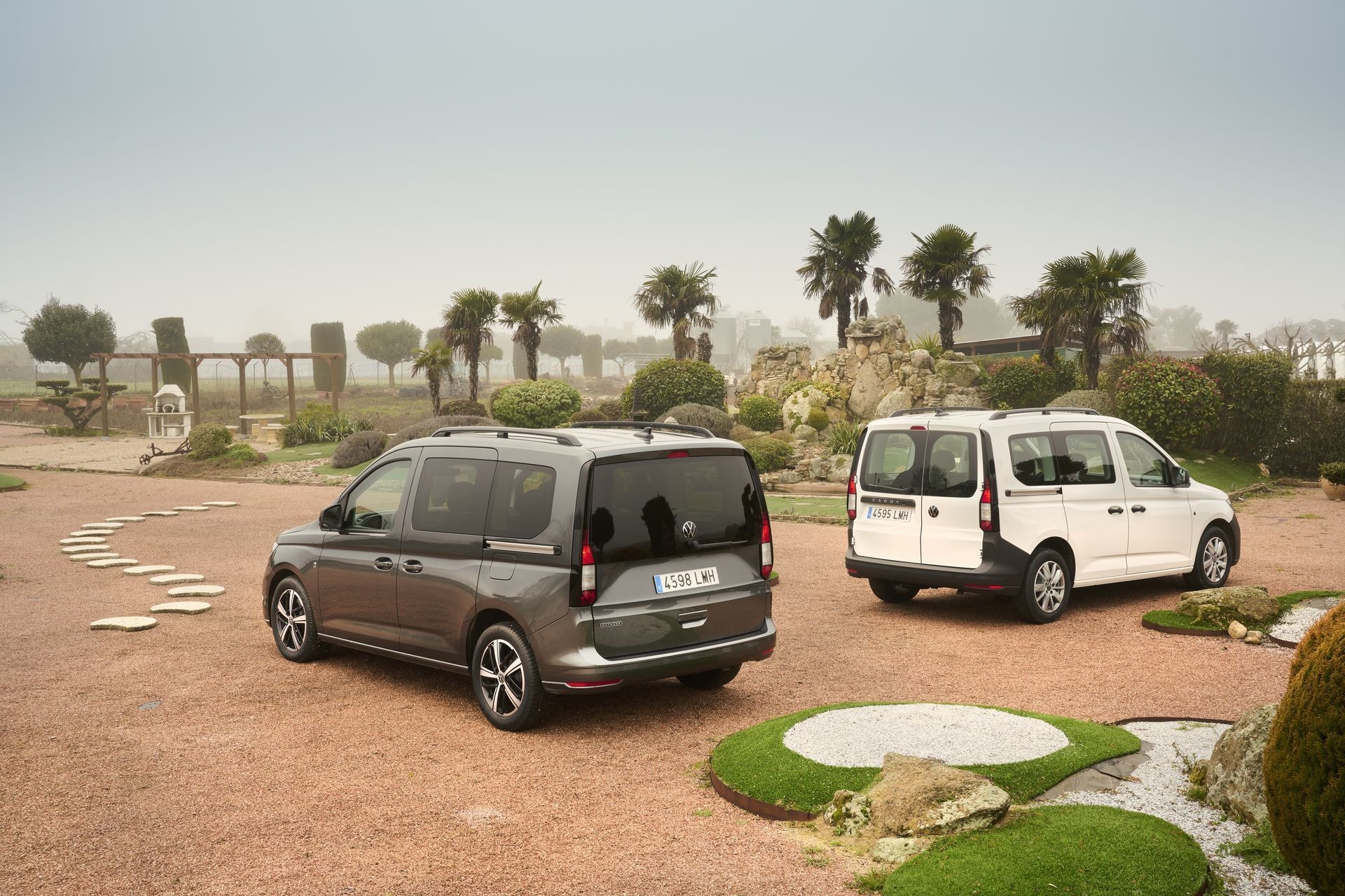 Pareja de Volkswagen Caddy con diferentes configuraciones de puertas abiertas.