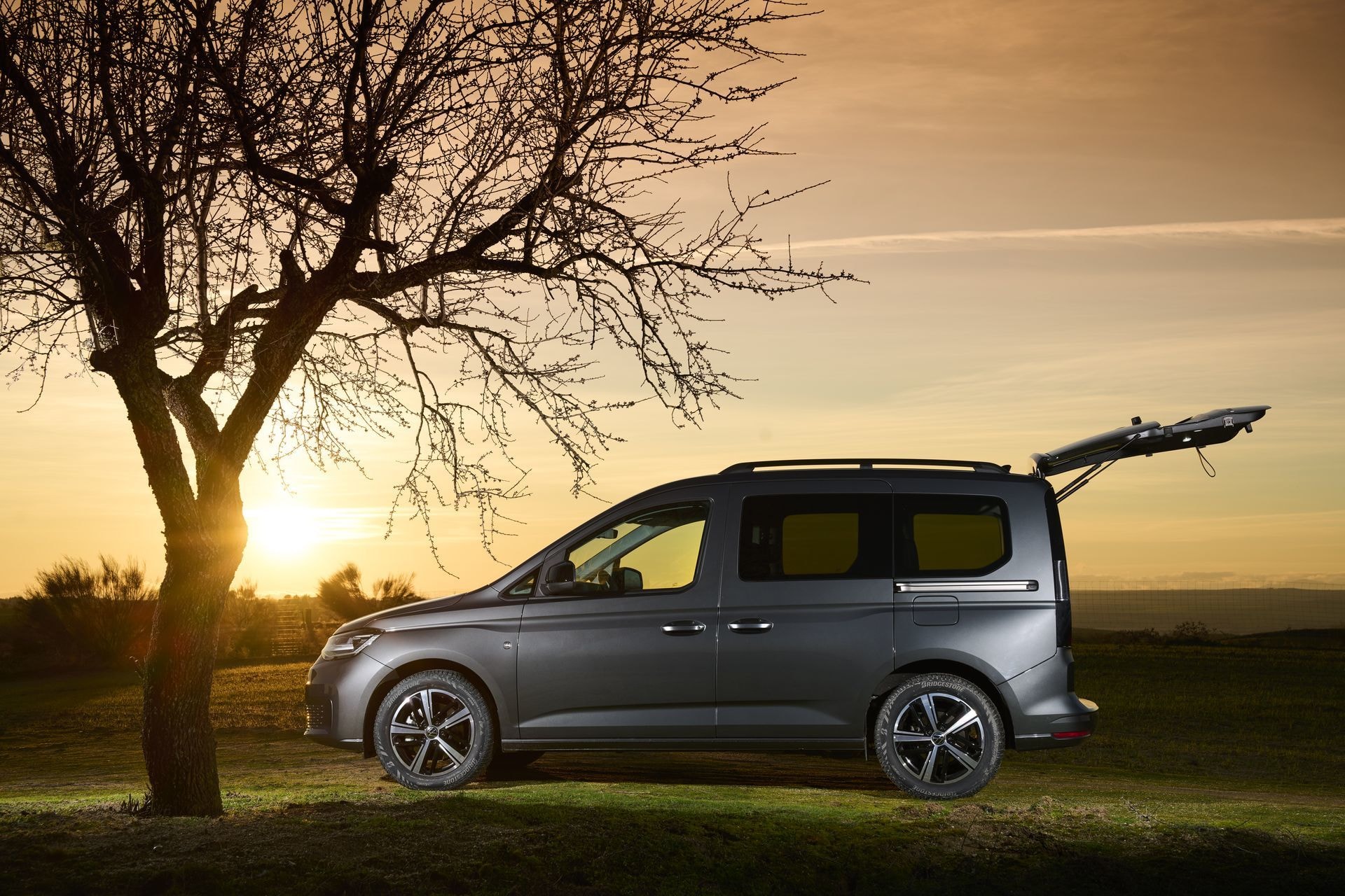 Perfil trasero y lateral del Caddy con porta bicicletas y puesta de sol.