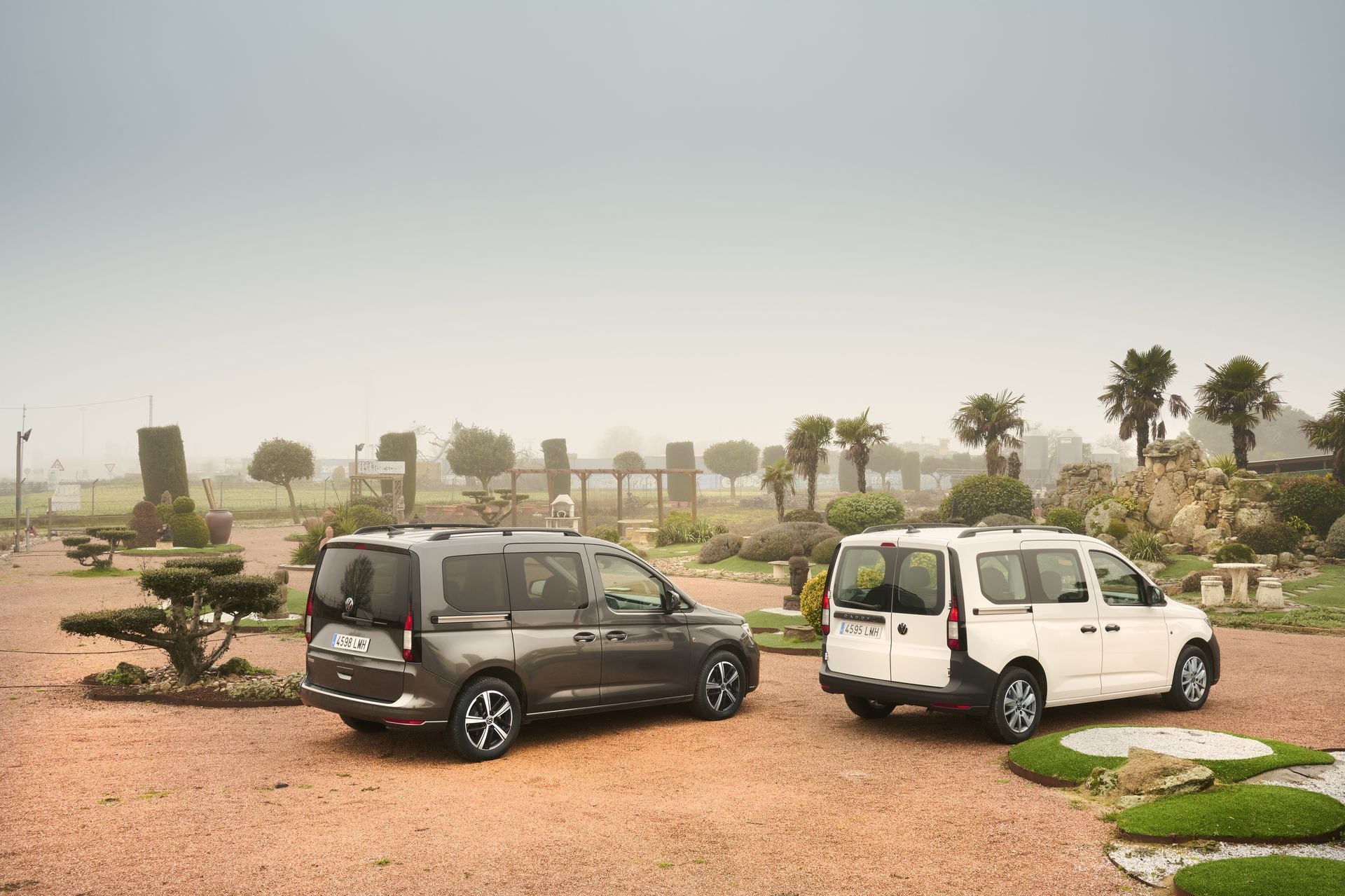 Imagen frontal de dos Volkswagen Caddy, ilustrando las opciones de color y diseño.