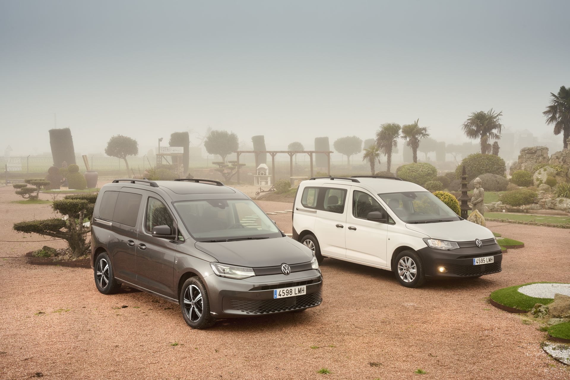 Volkswagen Caddy estacionado, ofreciendo una vista completa de su diseño delantero.