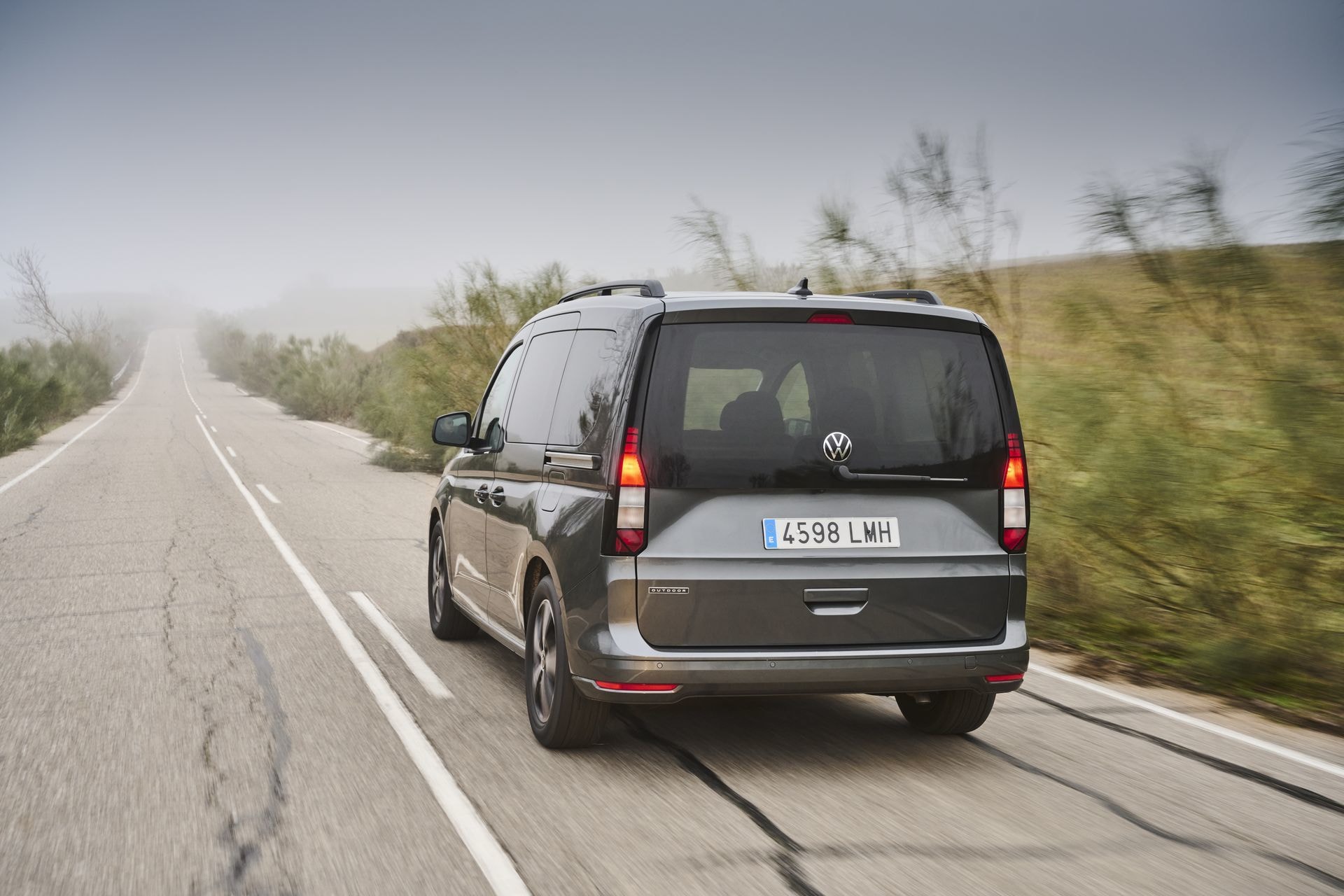 Imagen en movimiento del Volkswagen Caddy mostrando su parte trasera.