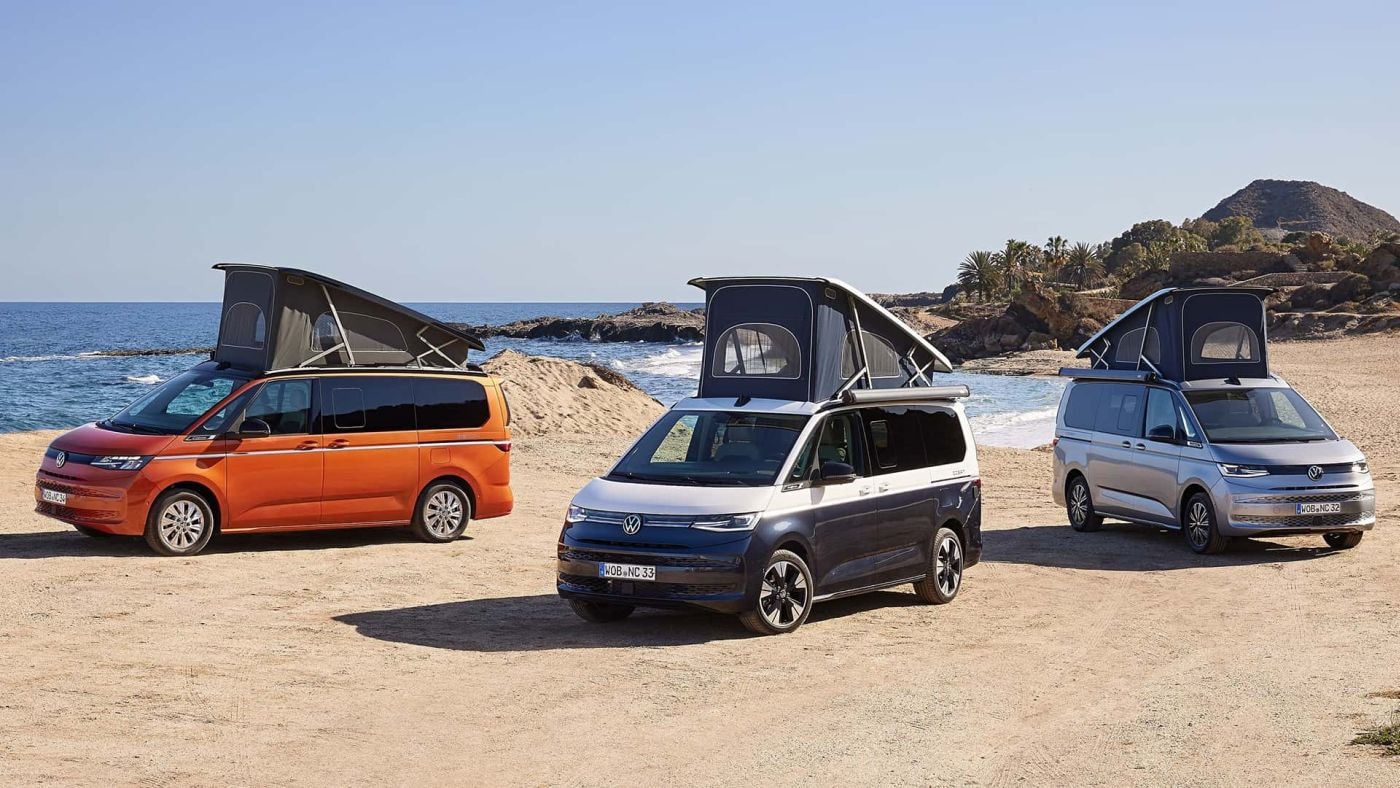 Tres Volkswagen California en diferentes colores exhibiendo su versatilidad.