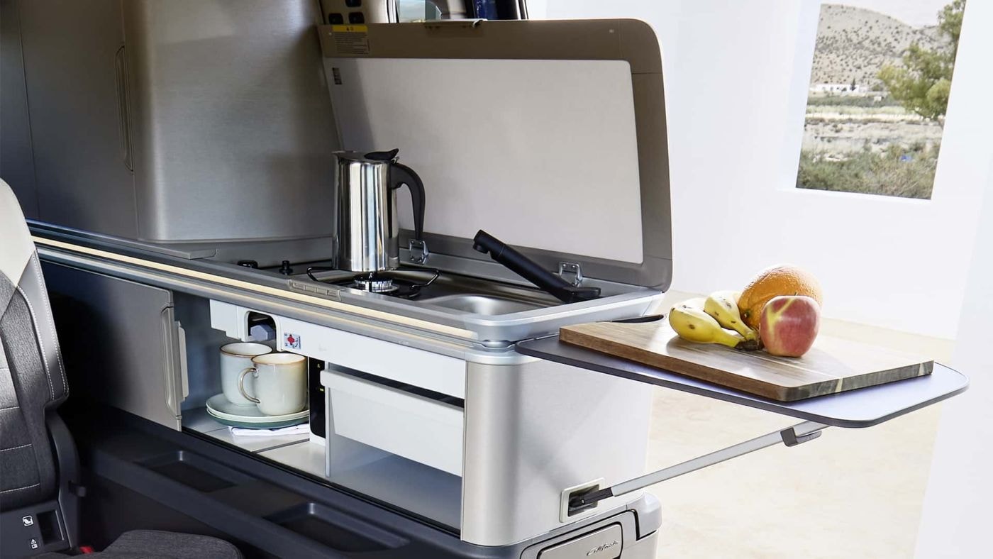 Cocina compacta y funcional en el interior de Volkswagen California.