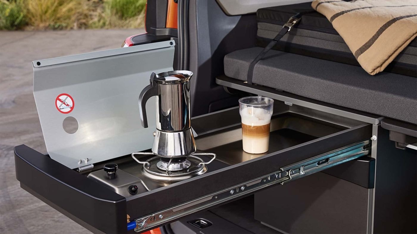 Detalle de la cocina integrada en el interior de Volkswagen California.