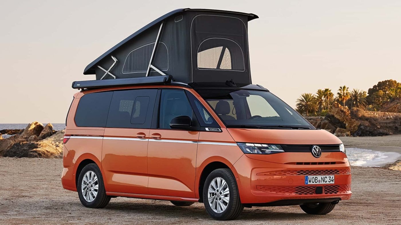 Volkswagen California naranja con techo elevado y acabados modernos.