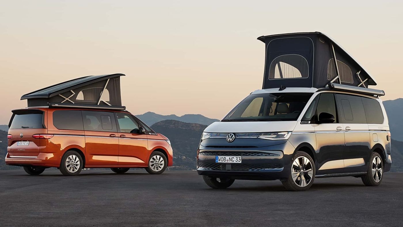 Comparativa lateral de dos Volkswagen California con diferentes combinaciones de color.