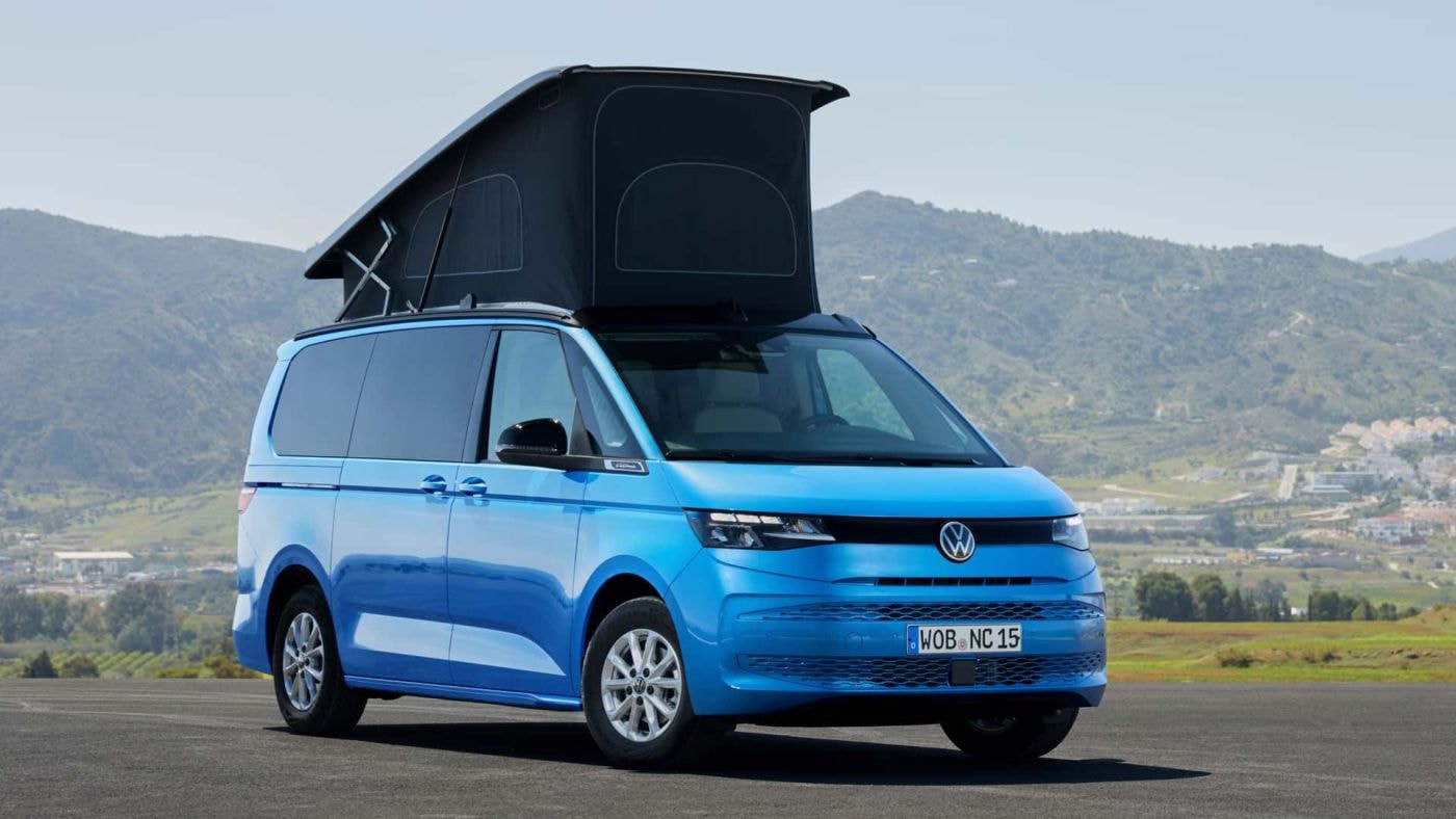 Perfil de Volkswagen California con techo elevable, en ambiente natural.