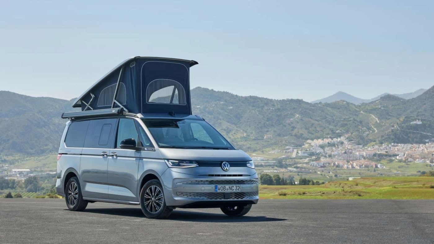 Perfil de Volkswagen California con techo elevado mostrando líneas aerodinámicas.