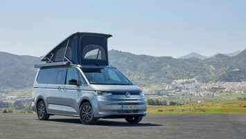 Perfil de Volkswagen California con techo elevado mostrando líneas aerodinámicas. Perfil de Volkswagen California con techo elevado mostrando líneas aerodinámicas.