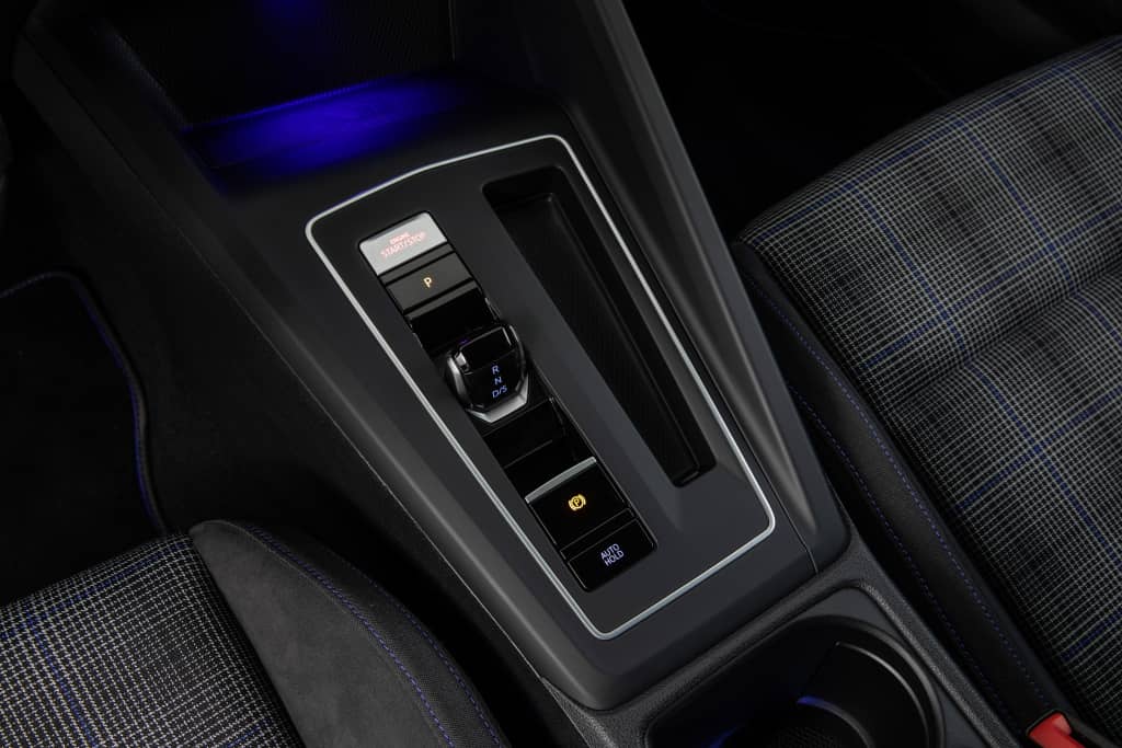 Consola central con selector de marcha y controles, diseño moderno y funcional.