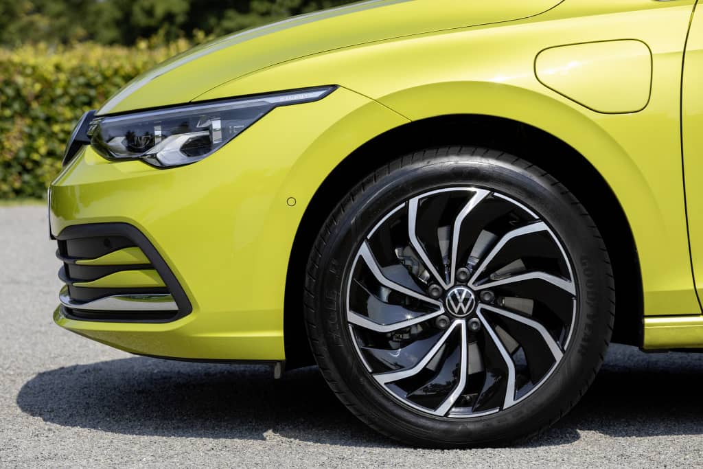 Primer plano de la llanta y diseño de los neumáticos.