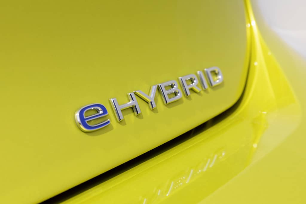 Detalle del emblema e-Hybrid en carrocería, símbolo de eficiencia.