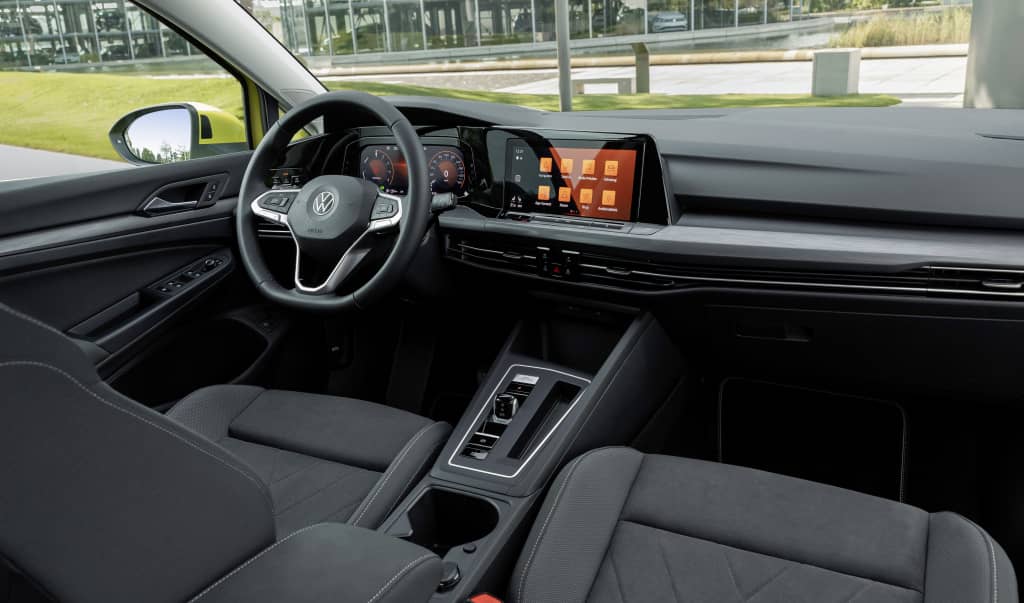 Vista lateral del habitáculo, destacando diseño y tecnología.